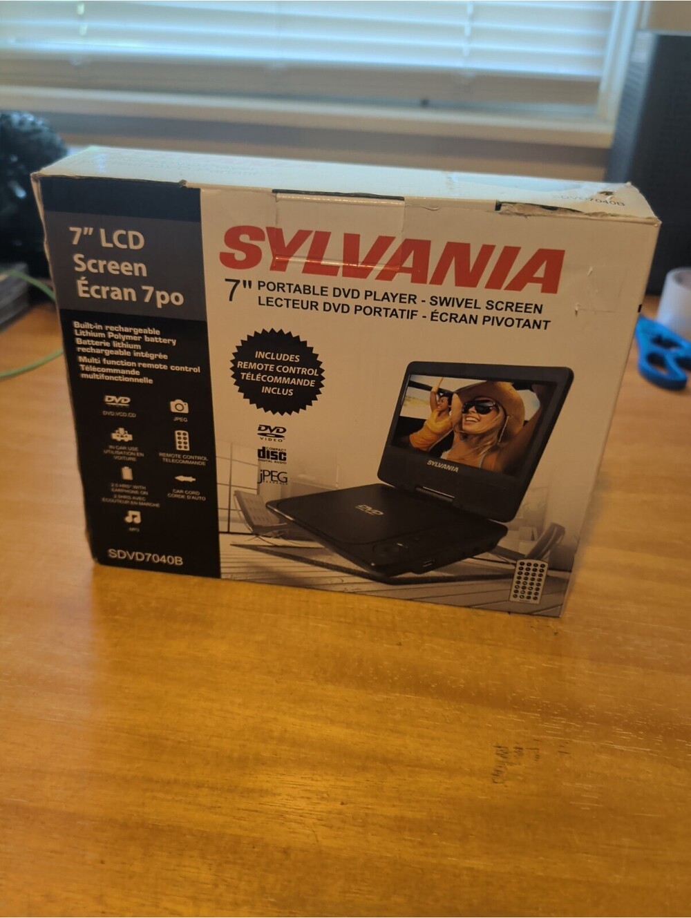 Sylvania SDVD7040B 7in Portable DVD Player Swivel Screen Remote Black Box